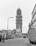 82715 Gezicht op de Domtoren (Domplein) te Utrecht, vanuit de Korte Nieuwstraat, tijdens het terugplaatsen van de ...